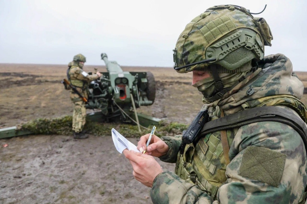 С помощью гаубицы Д-30 росгвардейцы наносят по позициям противника точные разящие артудары.