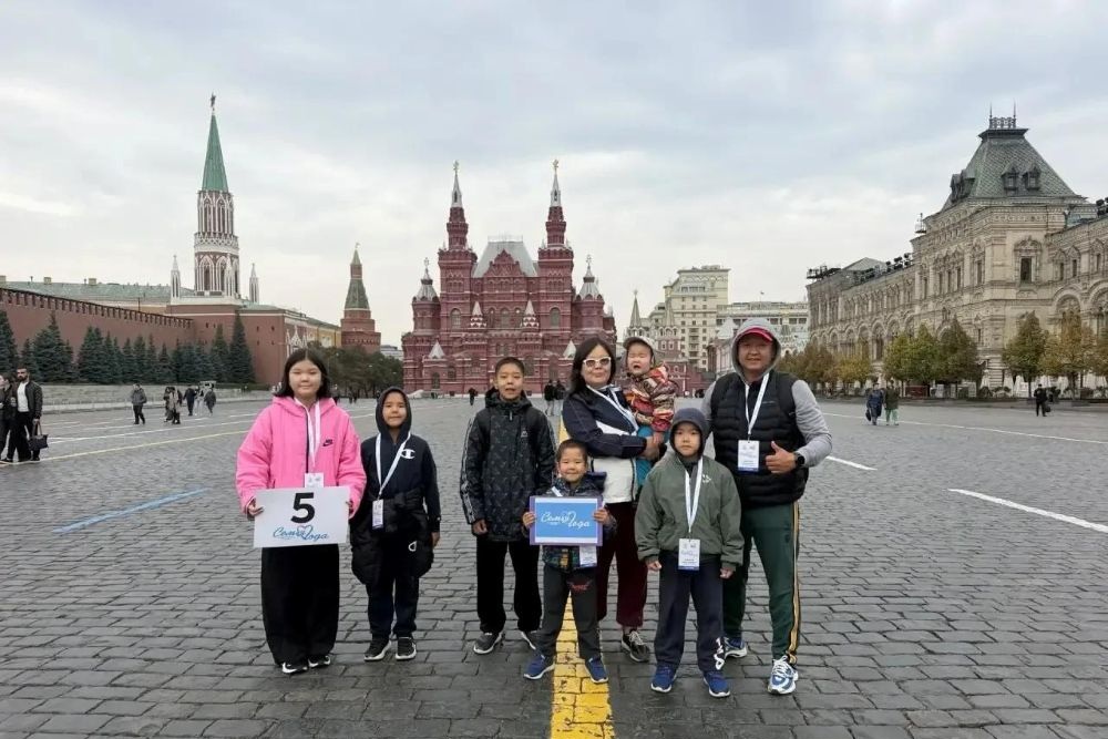 В удивительной семье Боктаевых из Калмыкии воспитывается пять сыновей и одна дочка в возрасте от 14 до двух лет. В удивительной семье Боктаевых из Калмыкии воспитывается пять сыновей и одна дочка в возрасте от 14 до двух лет.