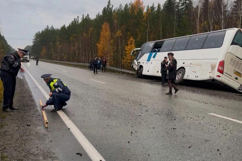 Трагедия произошла сегодня на 64-м километре автодороги Екатеринбург - Реж - Алапаевск. Трагедия произошла сегодня на 64-м километре автодороги Екатеринбург - Реж - Алапаевск.