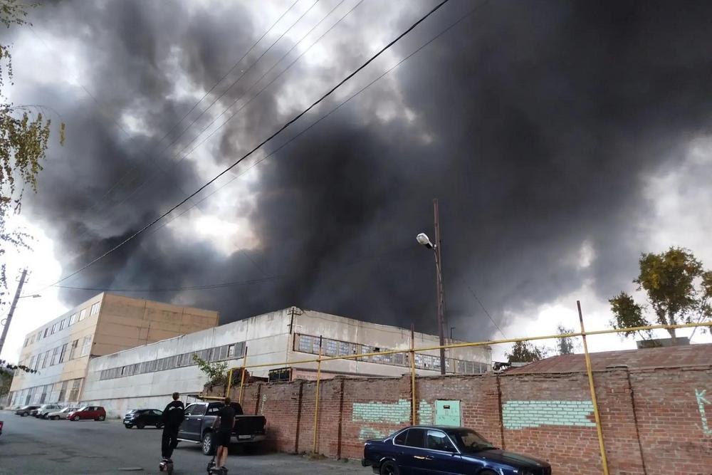 Пожар охватил здания площадью 9 тысяч квадратных метров.
