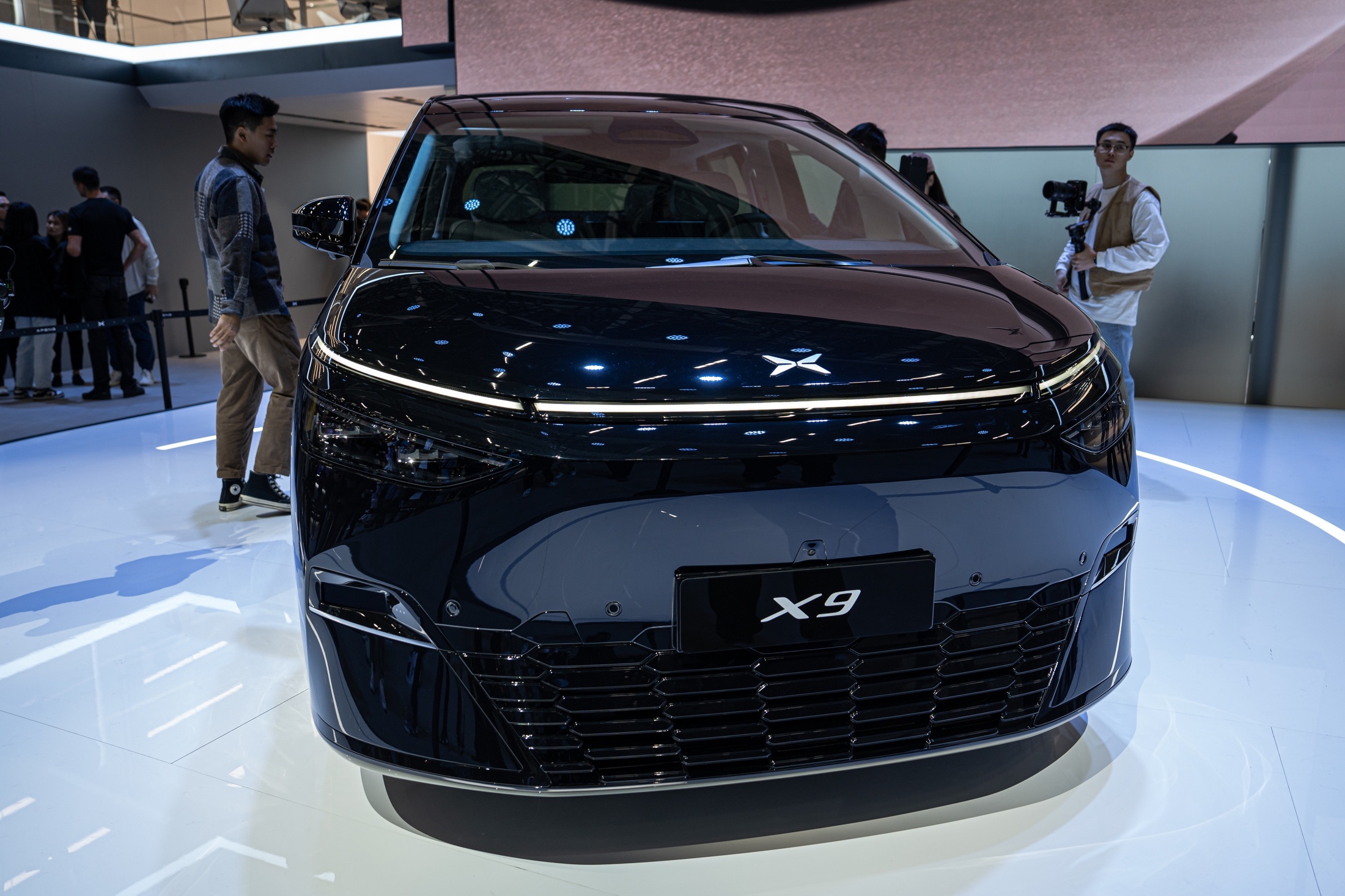 Xpeng X9 - это электрический минивэн. Он представлен как в полноприводной версии, так и в заднеприводной. Xpeng X9 - это электрический минивэн. Он представлен как в полноприводной версии, так и в заднеприводной.