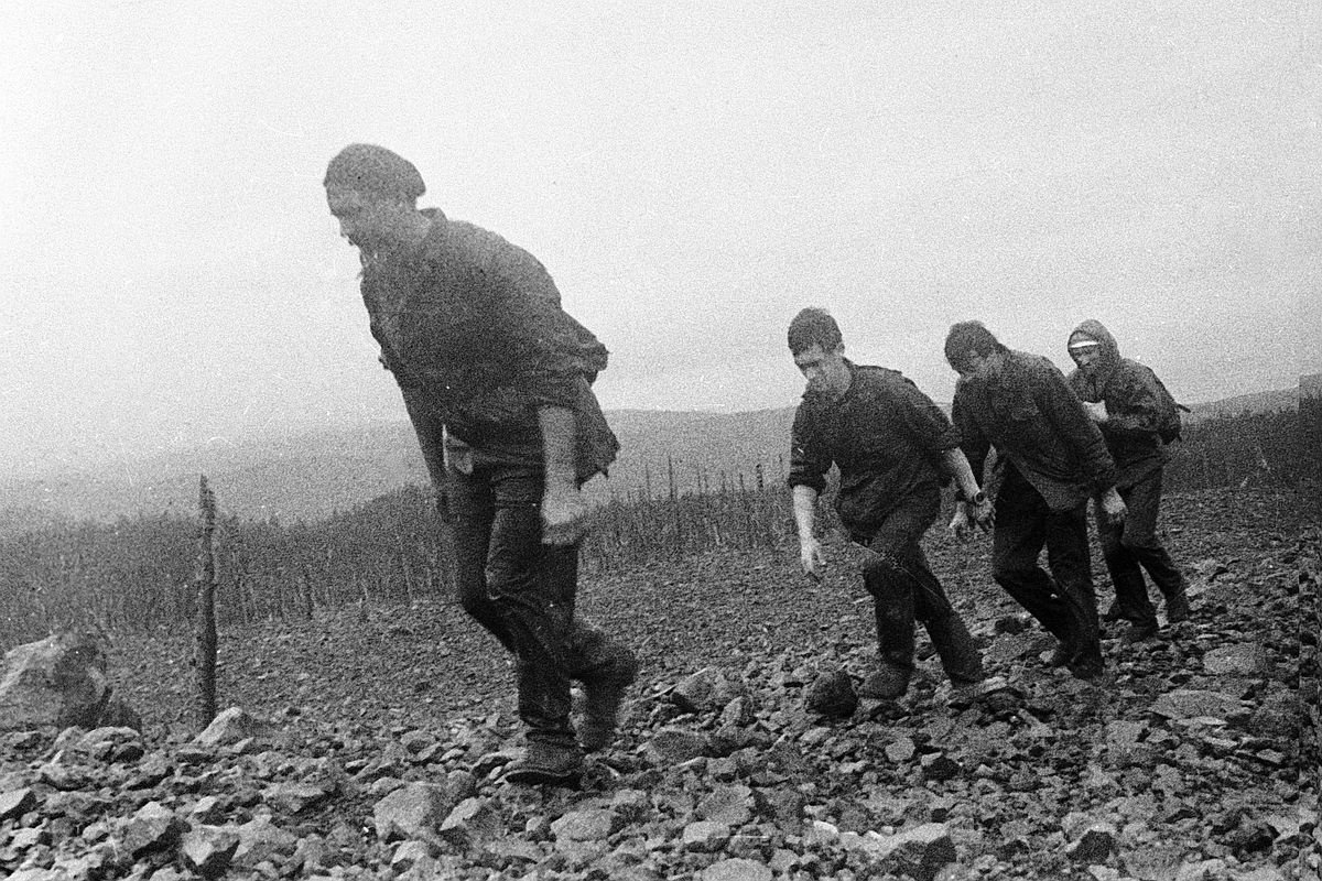 Курильские острова начали изучать еще советские ученые. На фото: исследователи направляются к кратеру вулкана Тятя на острове Кунашире. 1973 год.