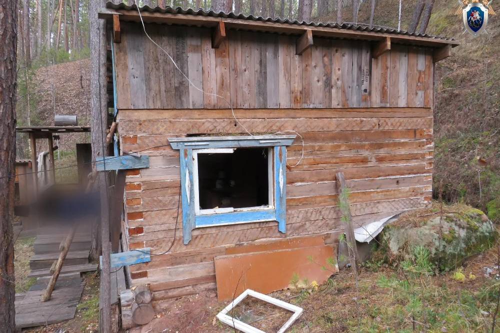 Буквально в нескольких шагах от этого зимовья медведь убил охотника. Буквально в нескольких шагах от этого зимовья медведь убил охотника.