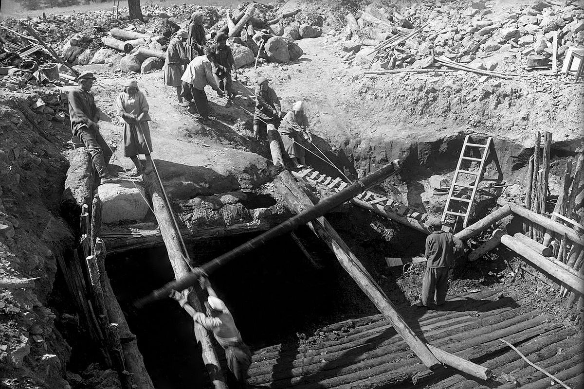 Раскопки пятого Пазырыкского кургана в 1949 году. Раскопки пятого Пазырыкского кургана в 1949 году.