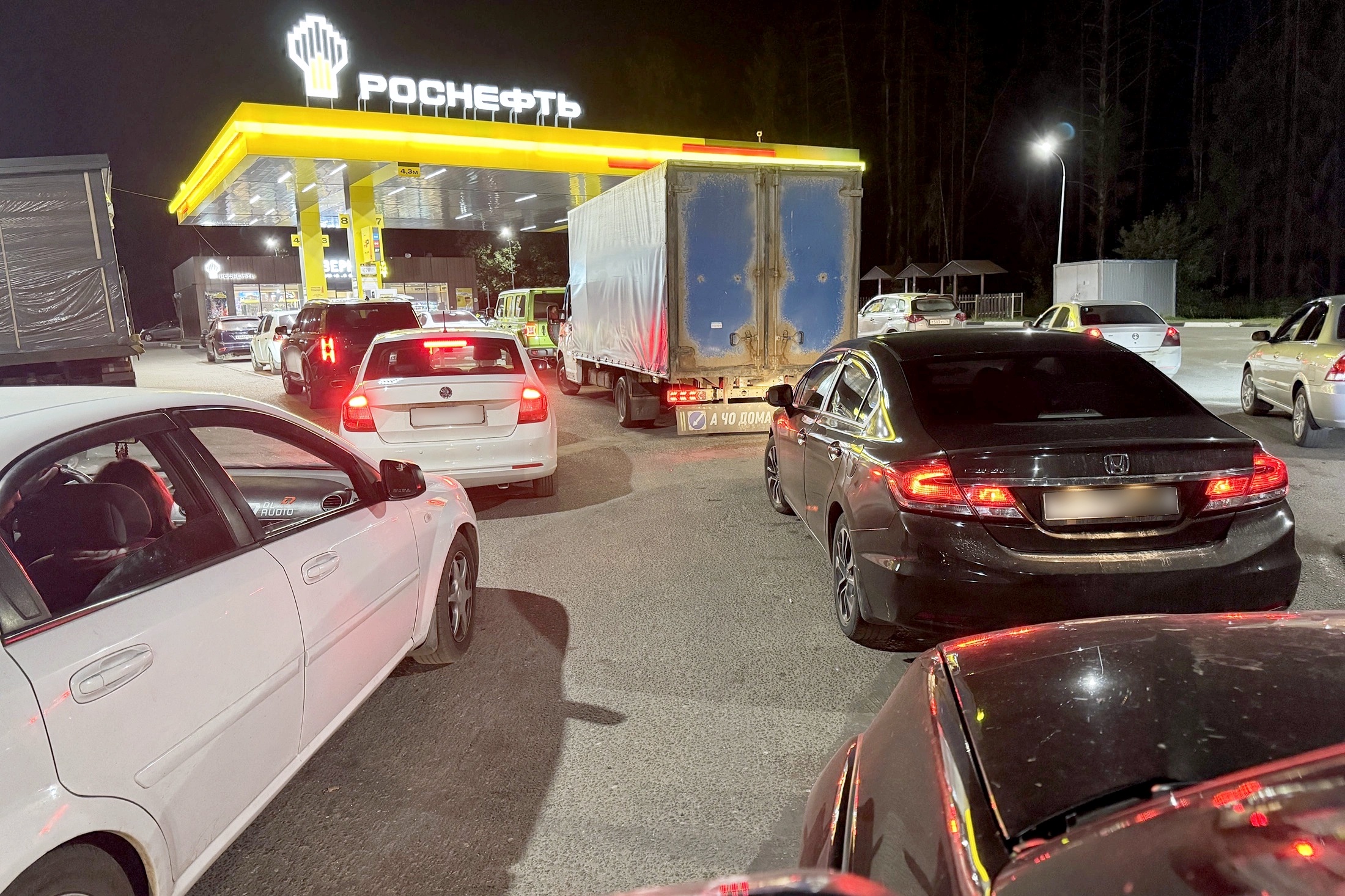 Цены на сетевых заправках крупных нефтяных компаний остаются ниже, чем на других АЗС.
