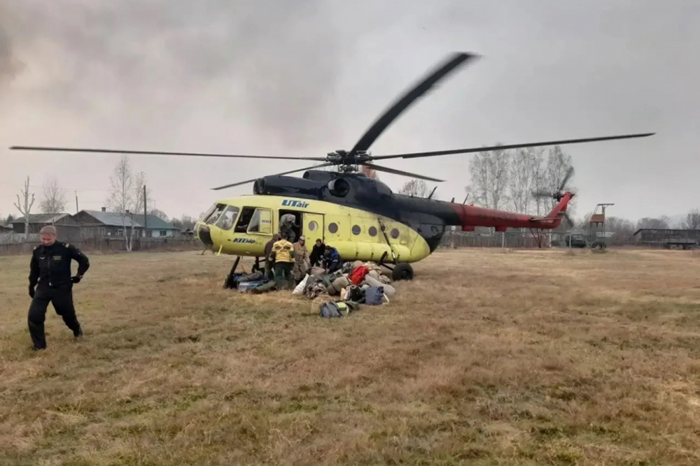 В тушении пожара участвовал вертолет.