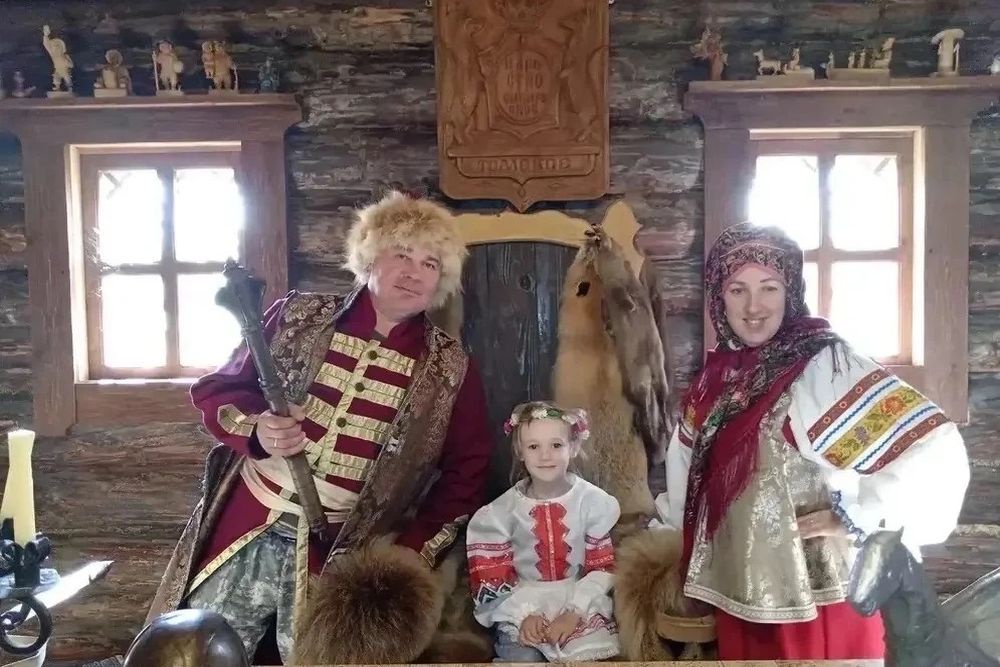 Мастерская Михайловых расположена в семейном этнокультурном центре - большом и уютном доме, который напоминает сказочный терем.