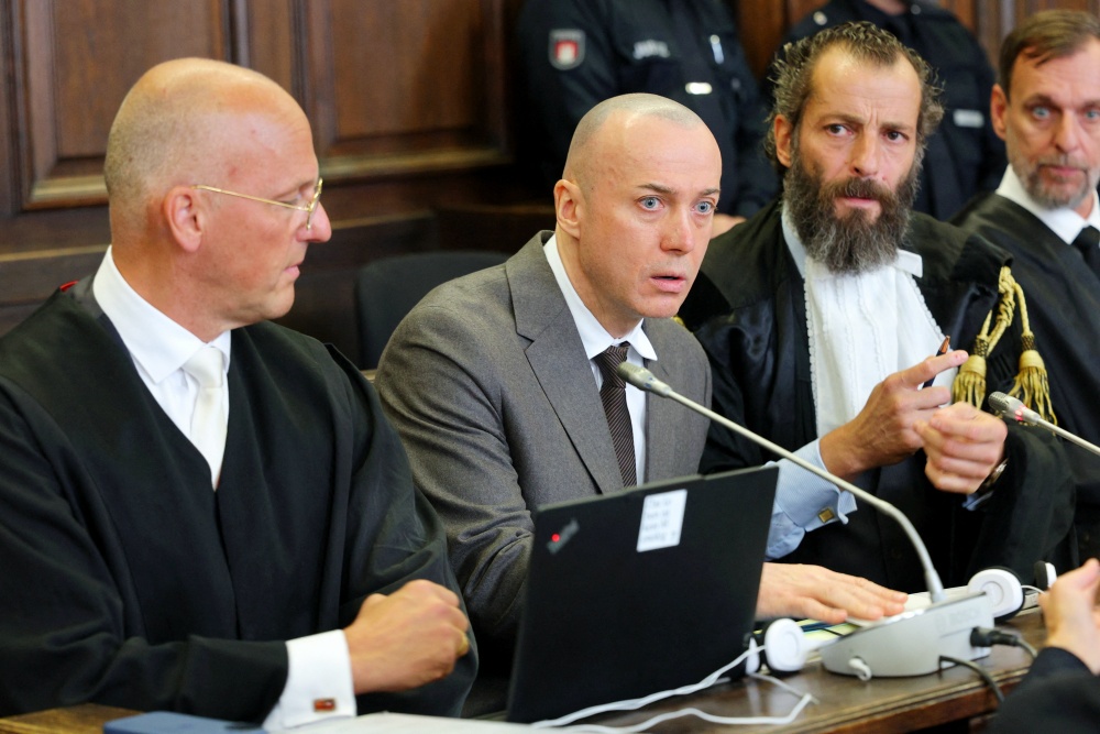 Сергей Кузнецов в зале суда в окружении адвокатов. Давать показания он отказался. 