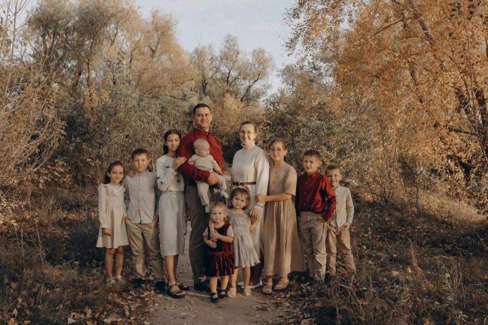 Юлия и Виктор воспитывают девятерых детей и живут недалеко от Омска, в селе Пушкино