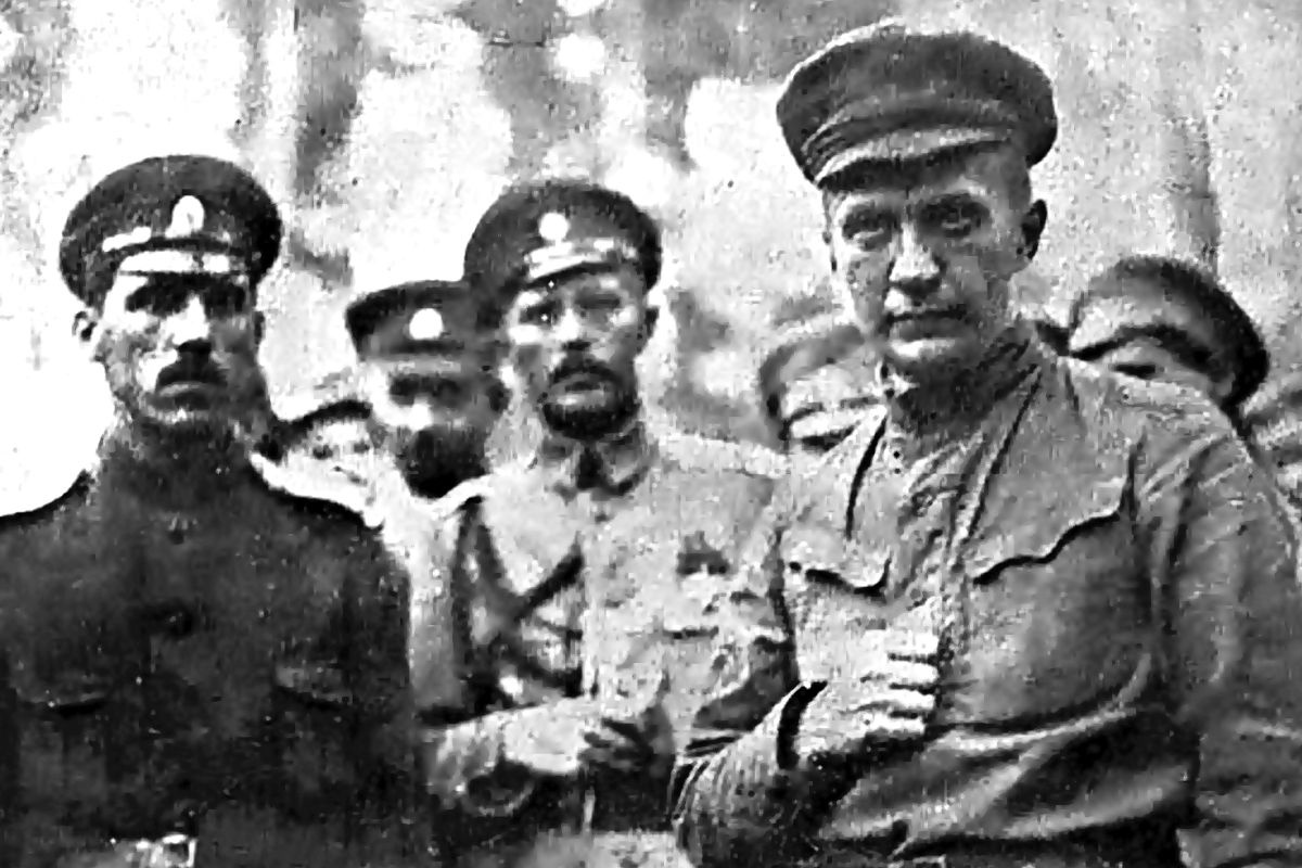 Яков Лисовой (справа от него Александр Керенский) не принял Октябрьскую революцию. Яков Лисовой (справа от него Александр Керенский) не принял Октябрьскую революцию.