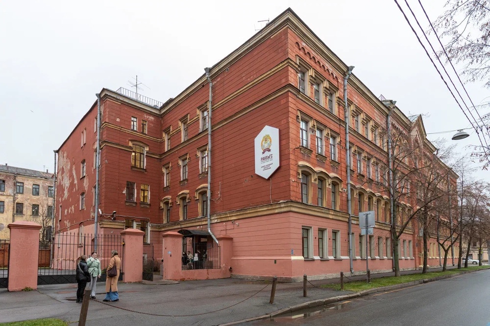 В этом здании факультет находится поныне