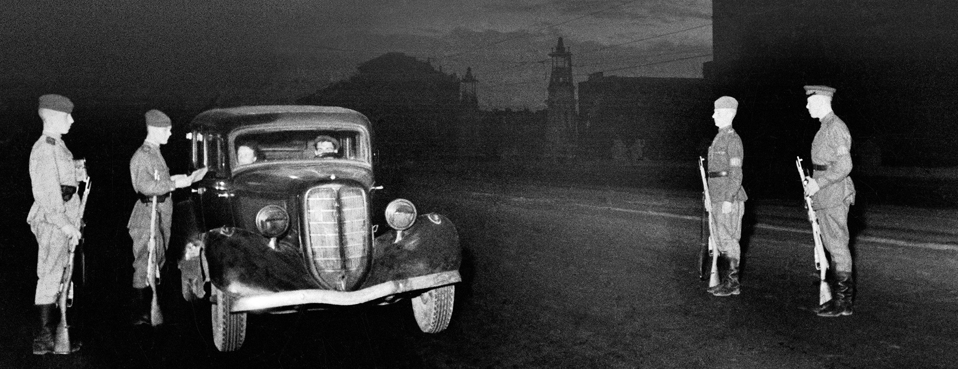 Это был самый тяжелый день в истории страны и столицы. 15 октября 1941-го вышло Постановление ГКО об эвакуации Москвы. В окопах солдаты и ополченцы из последних сил держали оборону. Но появились в городе и паникеры, и мародеры. Москва не сдалась. Мы все преодолели. Выстояли. И победили! Это был самый тяжелый день в истории страны и столицы. 15 октября 1941-го вышло Постановление ГКО об эвакуации Москвы. В окопах солдаты и ополченцы из последних сил держали оборону. Но появились в городе и паникеры, и мародеры. Москва не сдалась. Мы все преодолели. Выстояли. И победили!
