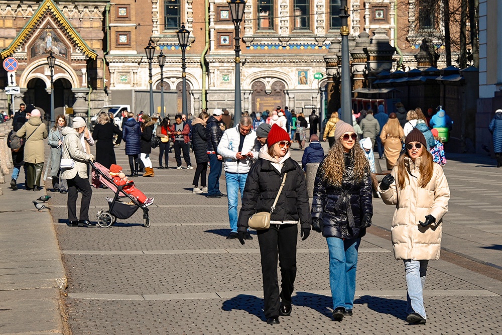 В ноябре 2026 года при пятидневке 20 рабочих дней и 10 выходных. День народного единства выпал на среду. Люди на набережной канала Грибоедова в Санкт-Петербурге в выходной день в Ноябре.