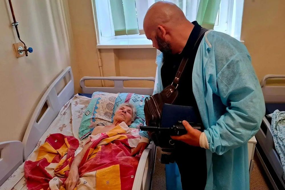 Уполномоченный по правам человека в Херсонской области Сергей Георгиев организовал эвакуацию больной женщины из прифронтовой Абрикосовки в Скадовск. Уполномоченный по правам человека в Херсонской области Сергей Георгиев организовал эвакуацию больной женщины из прифронтовой Абрикосовки в Скадовск.