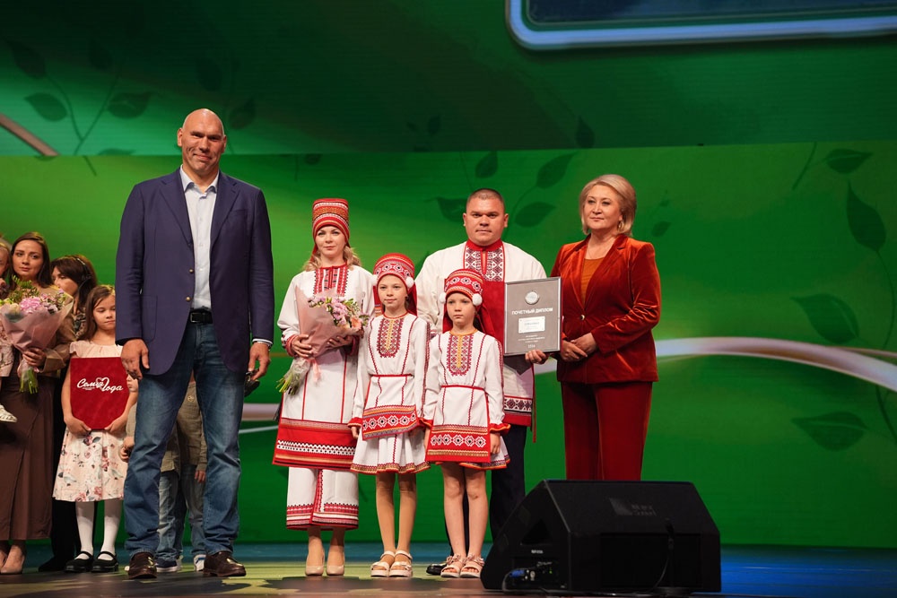 С победой Суяшовых поздравил экс-чемпион мира по боксу, депутат Госдумы Николай Валуев.