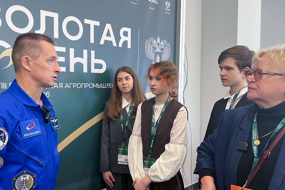 Летчик-космонавт Герой России Сергей Рыжиков с участниками акции "Космический помидор - на вашу грядку" в рамках форума "Золотая осень". Москва, Тимирязев Центр, октябрь 2026 года. 