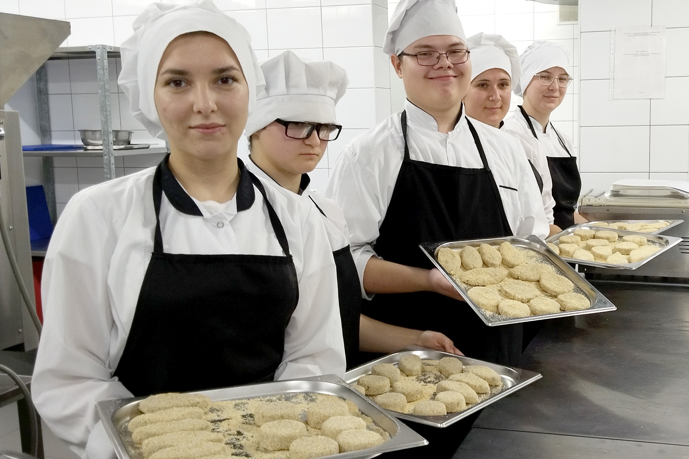 За 40 минут участники конкурса должны приготовить шесть рыбных котлет и шесть рыбных биточков.