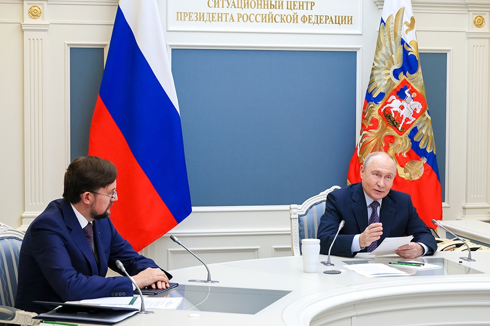 Владимир Путин проводит по видеосвязи встречу с участниками XXI форума-съезда Общероссийской общественной организации "Деловая Россия". Слева: председатель Общероссийской общественной организации "Деловая Россия" Алексей Репик Владимир Путин проводит по видеосвязи встречу с участниками XXI форума-съезда Общероссийской общественной организации "Деловая Россия". Слева: председатель Общероссийской общественной организации "Деловая Россия" Алексей Репик
