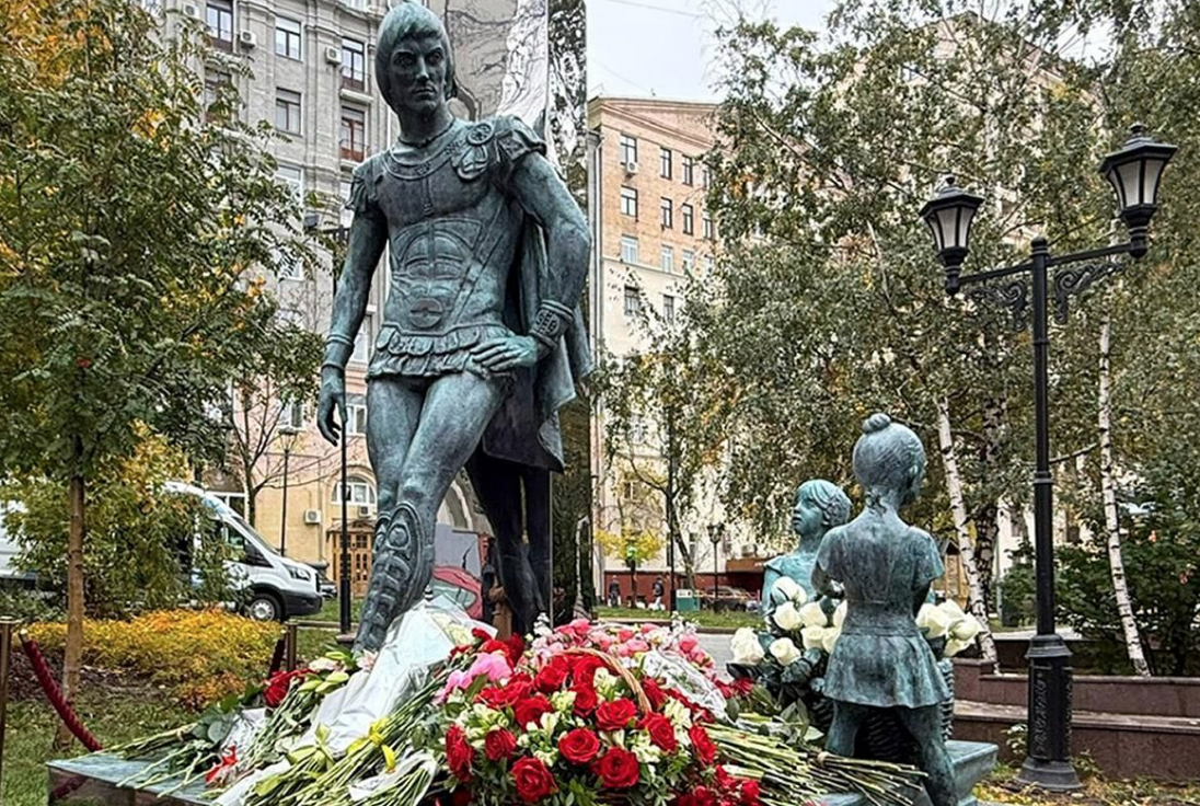 Памятник Марису Лиепе в Брюсовом переулке.