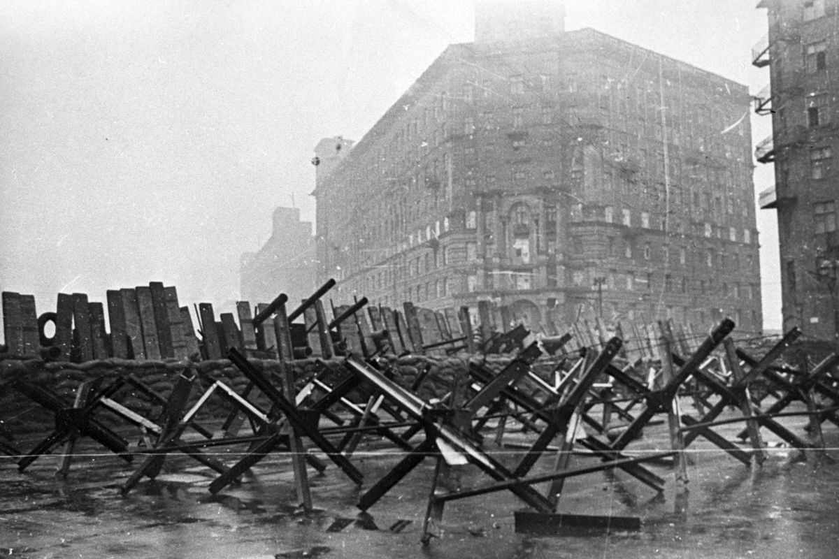 Скрепленные друг с другом противотанковые ежи Горрикера в Москве, 1941 год. Скрепленные друг с другом противотанковые ежи Горрикера в Москве, 1941 год.