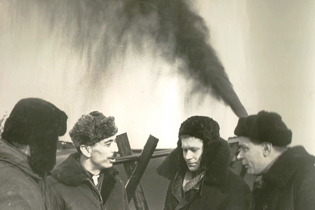 Фонтан на буровой. Второй слева Фарман Салманов - начальник Сургутской комплексной геологоразведочной экспедиции.