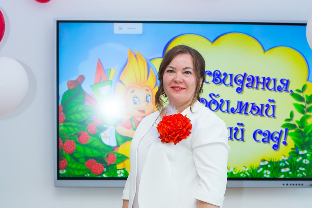 С заслуженной наградой Лию Галееву поздравляют знакомые и незнакомые люди со всех концов страны. С заслуженной наградой Лию Галееву поздравляют знакомые и незнакомые люди со всех концов страны.
