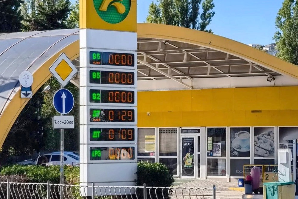 На многих заправках в Севастополе пока можно купить только дизель. На многих заправках в Севастополе пока можно купить только дизель.