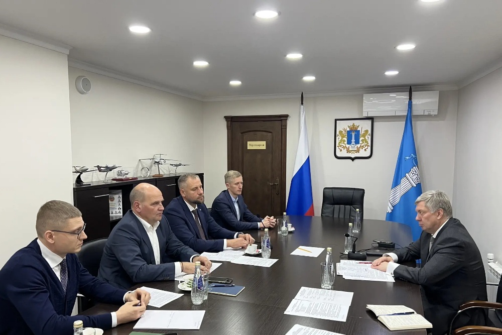 Губернатор Алексей Русских, обсудил перспективы и меры поддержки площадки с главой Композитного дивизиона Госкорпорации "Росатом" Александром Дмитриковым.