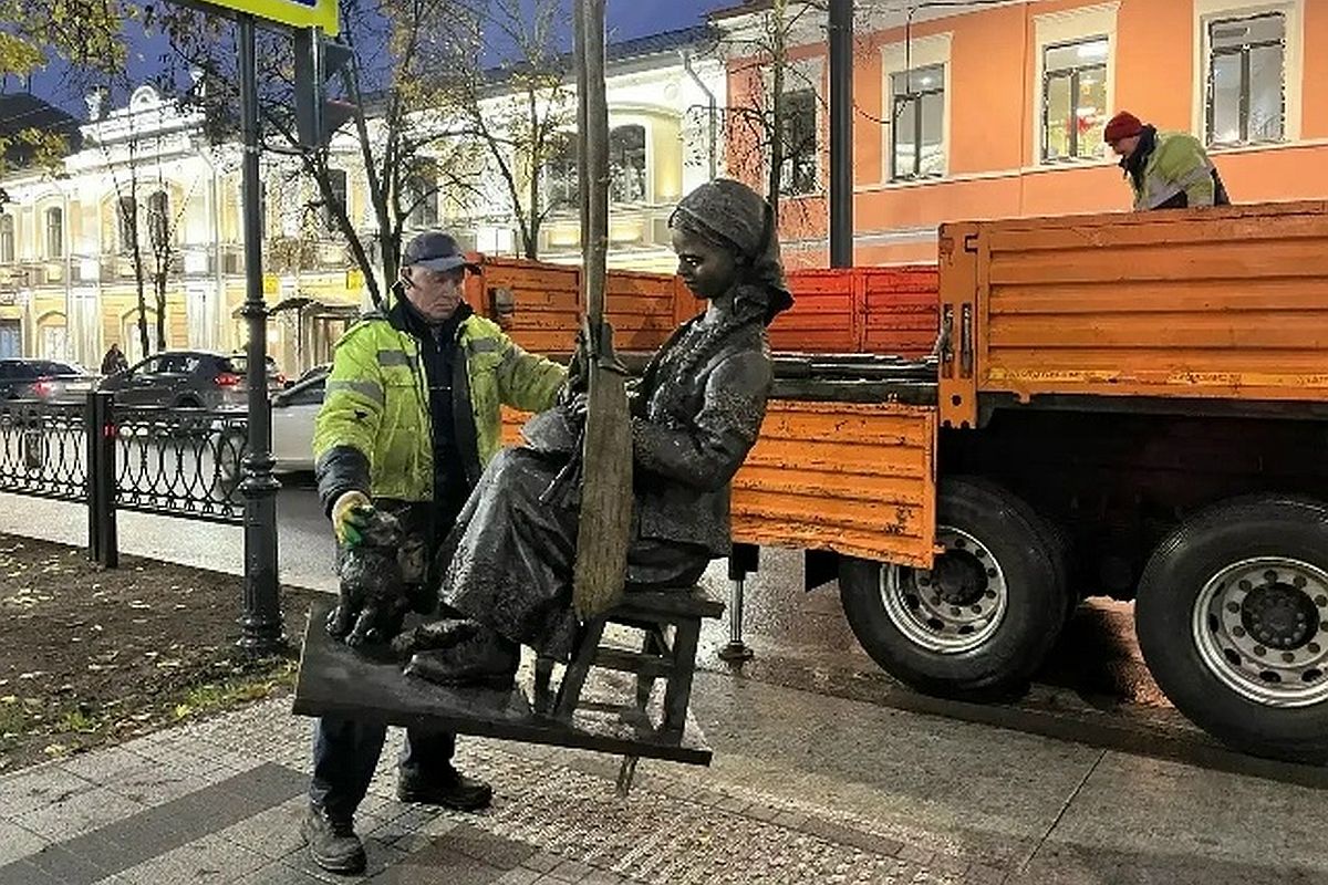 После скандала скульптуру кружевницы в Вологде увезли на доработку.