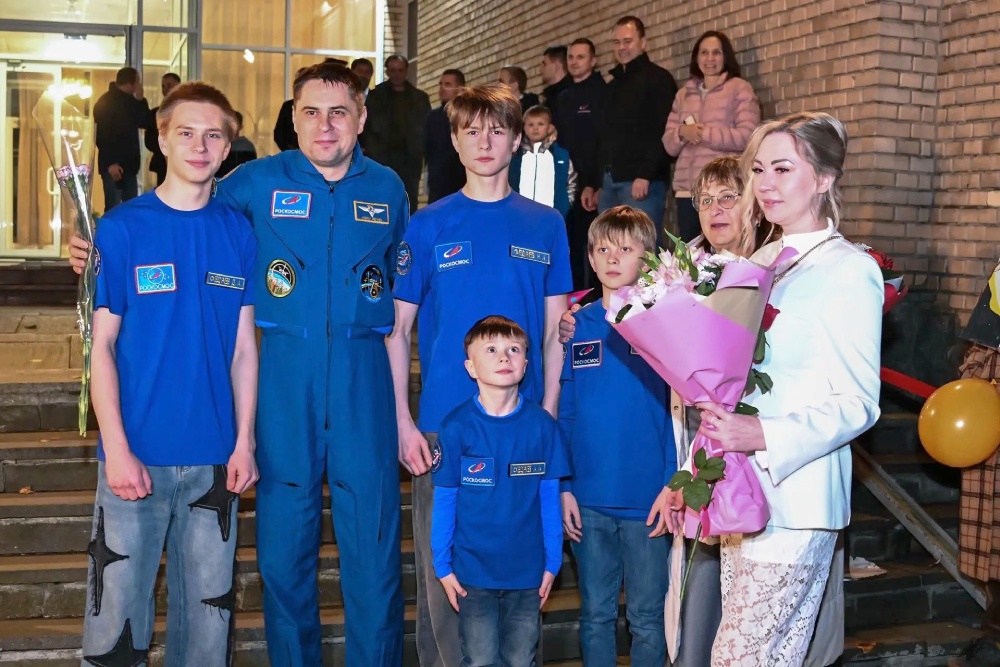Андрей Федяев (второй слева) во второй раз летал на МКС по соглашению между Россией и США о перекрестных полетах.