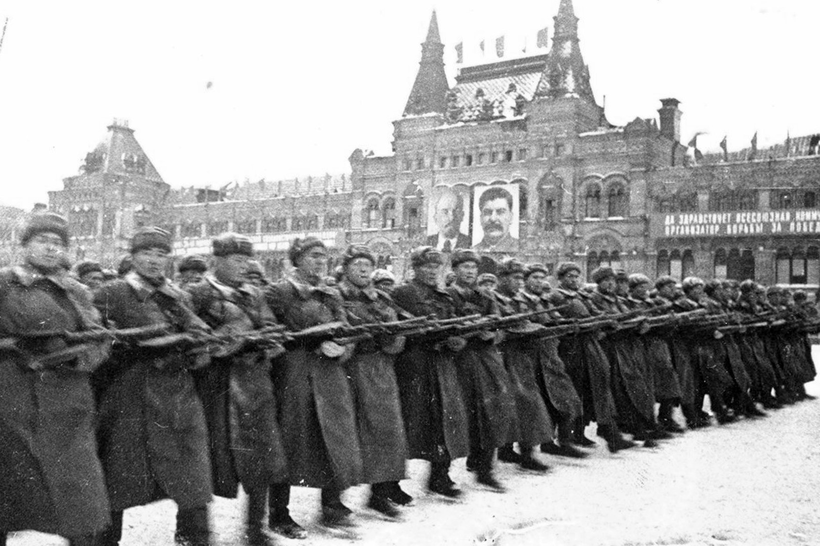 Прохождение пехотных частей по Красной площади во время парада 7 ноября 1941 года.