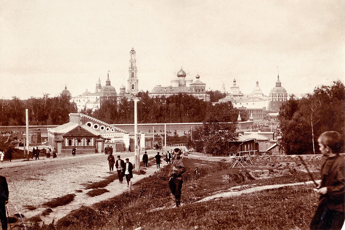 В архивах была обнаружена ранее не публиковавшаяся фотография 1903 года, на которой можно детально разглядеть два ряда электрических столбов на улице Сергиева Посада - пока без проводов.