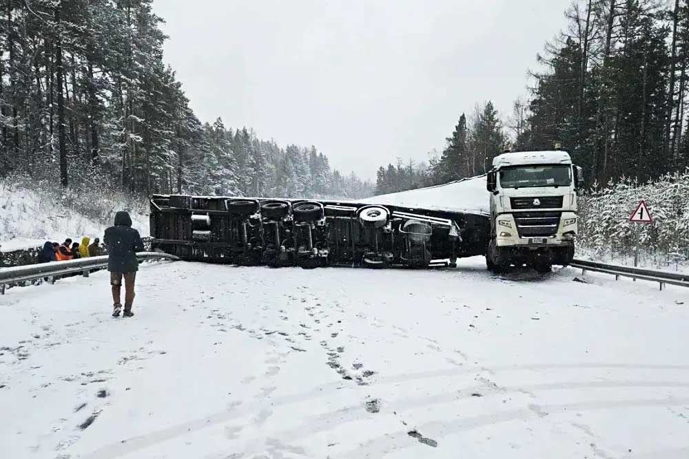 Грузовик частично опрокинулся на заснеженной федеральной трассе. Грузовик частично опрокинулся на заснеженной федеральной трассе.