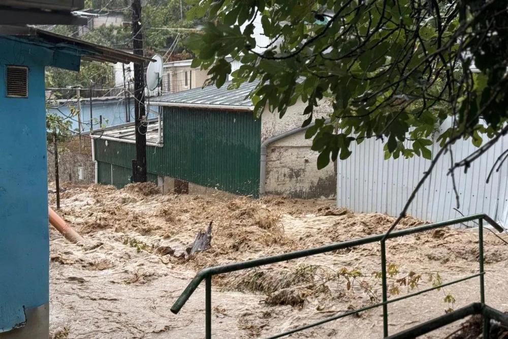 В крымском поселке Кореиз в результате подтопления дворов эвакуировали две семьи. 