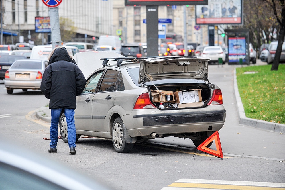 Вышел из машины поставить знак аварийной остановки и уже пешеход? Верховный суд считает, что да.