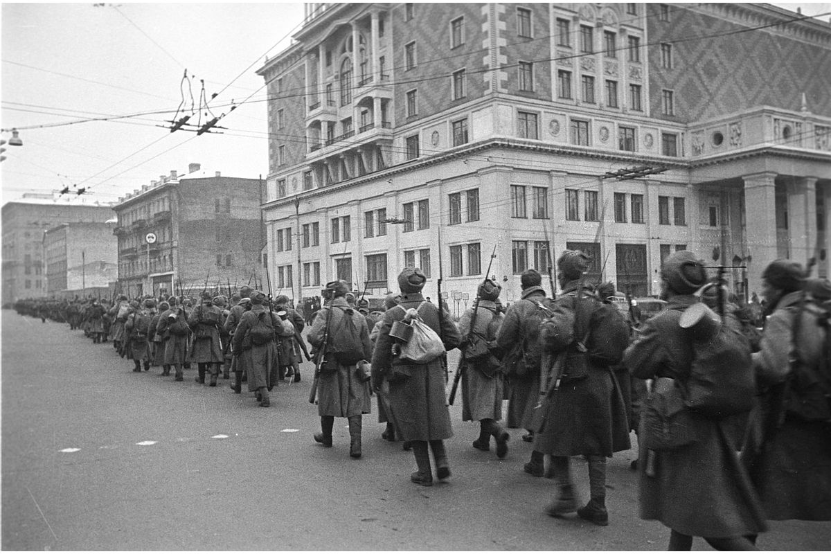 В середине октября 1941 года враг рвался к Москве и органы госбезопасности СССР просчитывали разные сценарии развития событий. На фото: колонна мобилизованных военнослужащих направляется на фронт по улице Горького. 16 октября 1941 года. В середине октября 1941 года враг рвался к Москве и органы госбезопасности СССР просчитывали разные сценарии развития событий. На фото: колонна мобилизованных военнослужащих направляется на фронт по улице Горького. 16 октября 1941 года.