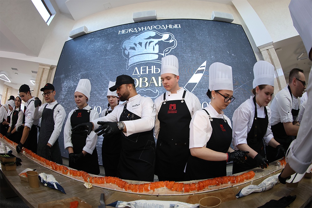 Рекордный по длине ролл порезали на крупные кусочки, которые раздали гостям и строгим судьям.