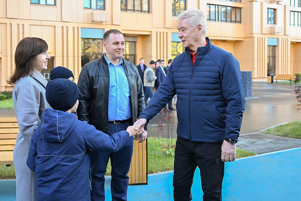 Семья Зарубеевых получила в подарок от города автомобиль "Москвич", ключи передал им мэр столицы Сергей Собянин. Семья Зарубеевых получила в подарок от города автомобиль "Москвич", ключи передал им мэр столицы Сергей Собянин.