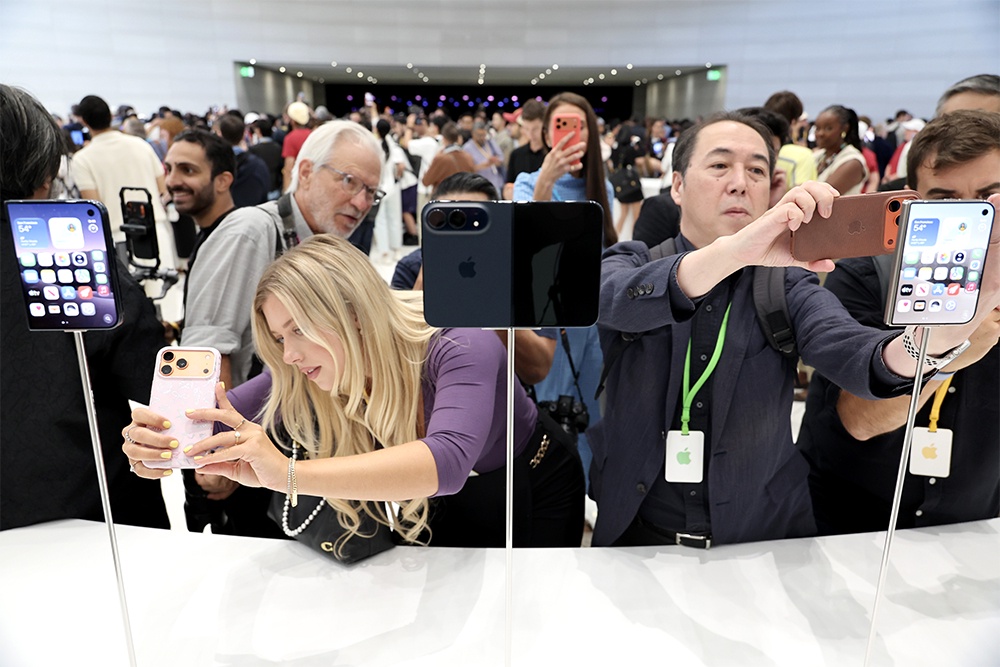 Рекордная цена, заплаченная за iPhone Duo на eBay, составила пять тысяч долларов.
