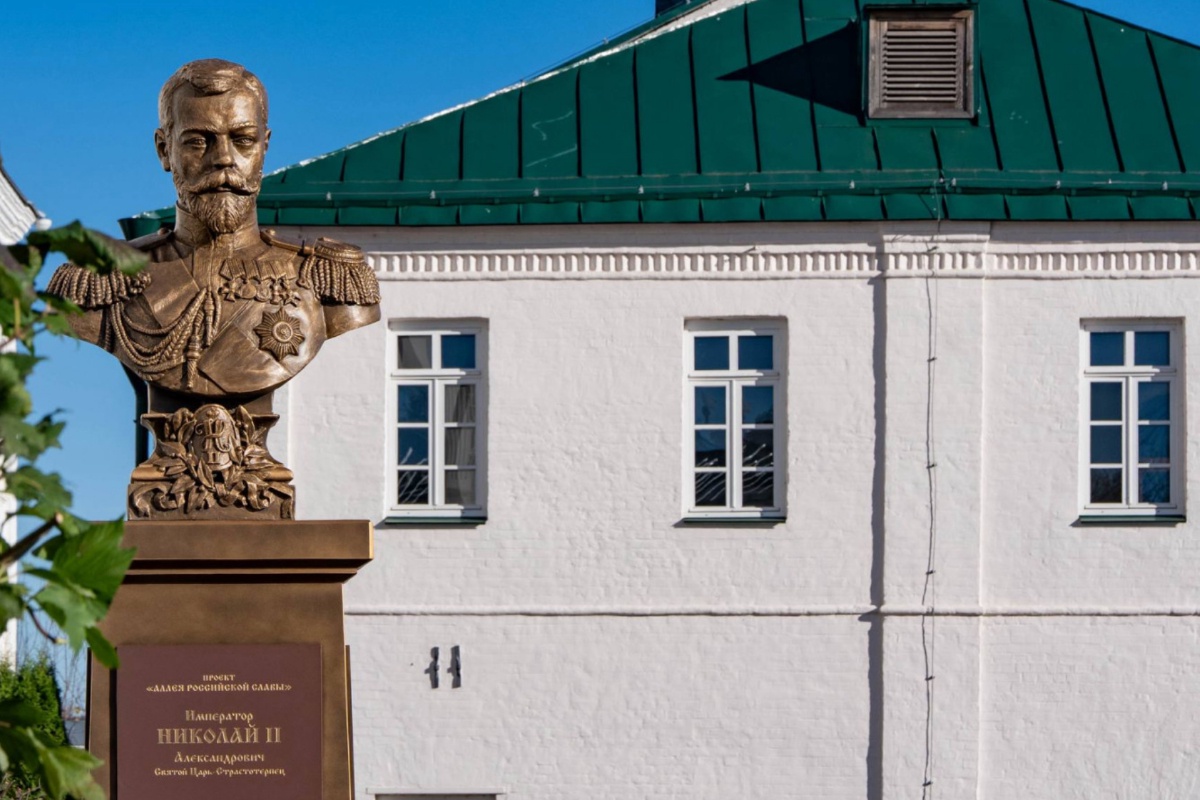 Памятник Николаю II в Боголюбове.