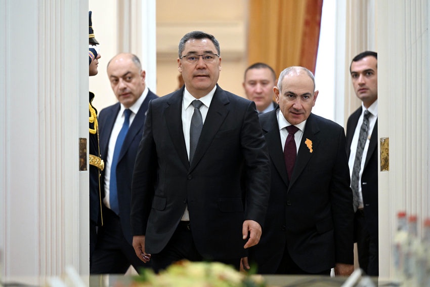 Главы Кыргызстана и Армении Садыр Жапаров и Никол Пашинян после встречи в формате тет-а-тет.