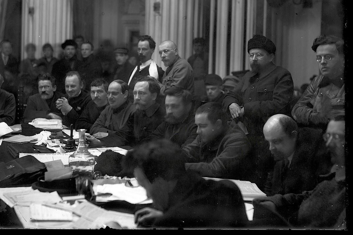 Владимир Ленин (сидит второй справа) в президиуме IX съезда РКП(б). Между 29 марта и 5 апреля 1920 года.