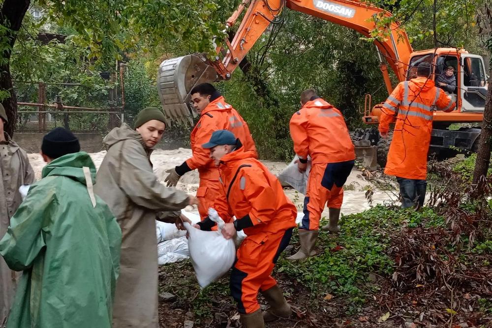 Двое суток спасатели вручную и с привлечением тяжелой техники защищали поселок Кореиз от разлива реки, грозившего масштабным бедствием. Двое суток спасатели вручную и с привлечением тяжелой техники защищали поселок Кореиз от разлива реки, грозившего масштабным бедствием.