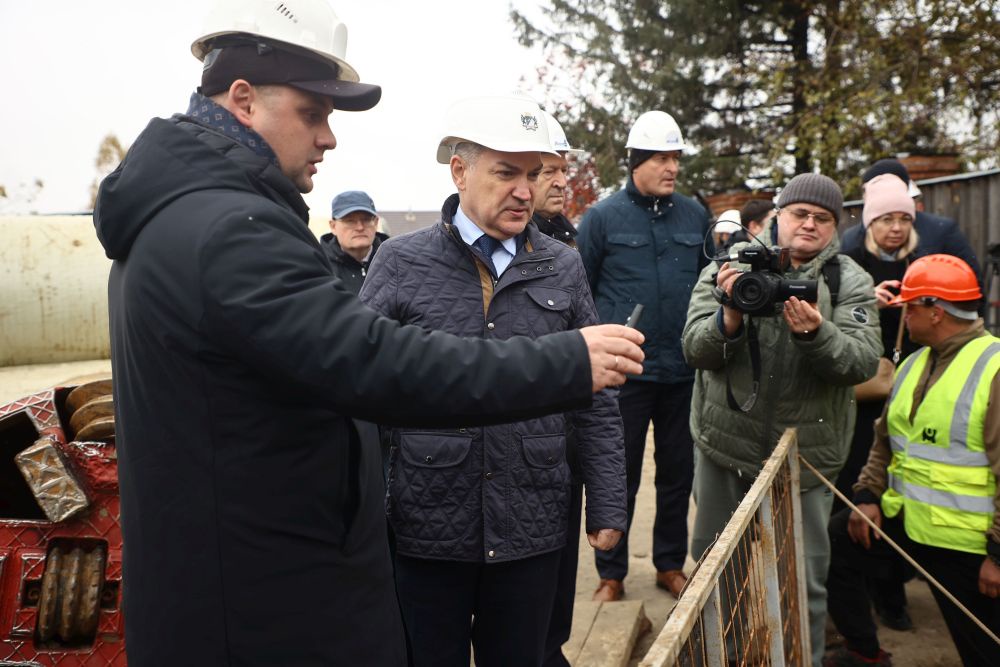 Мэр Максим Кудрявцев (в центре): Вопрос строительства коллектора давно назрел Мэр Максим Кудрявцев (в центре): Вопрос строительства коллектора давно назрел
