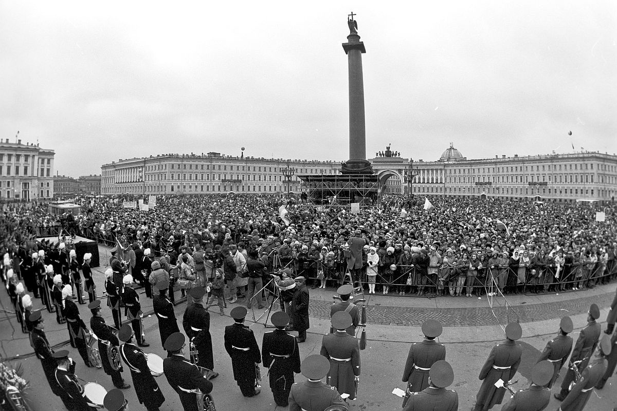 Санкт‑Петербург за свою историю пережил не одно переименование. На фото: военный оркестр на праздновании возвращения городу Ленинграду названия Санкт-Петербург. 6 сентября 1991 года.
