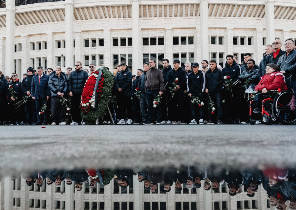 Футболисты и тренеры "Спартака" пришли почтить память погибших в "Лужниках" 44 года назад. Футболисты и тренеры "Спартака" пришли почтить память погибших в "Лужниках" 44 года назад.