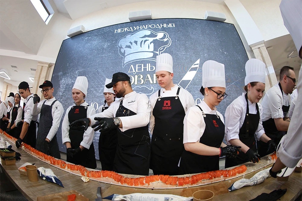 Рекордный по длине ролл порезали на крупные кусочки, которые раздали гостям и строгим судьям.
