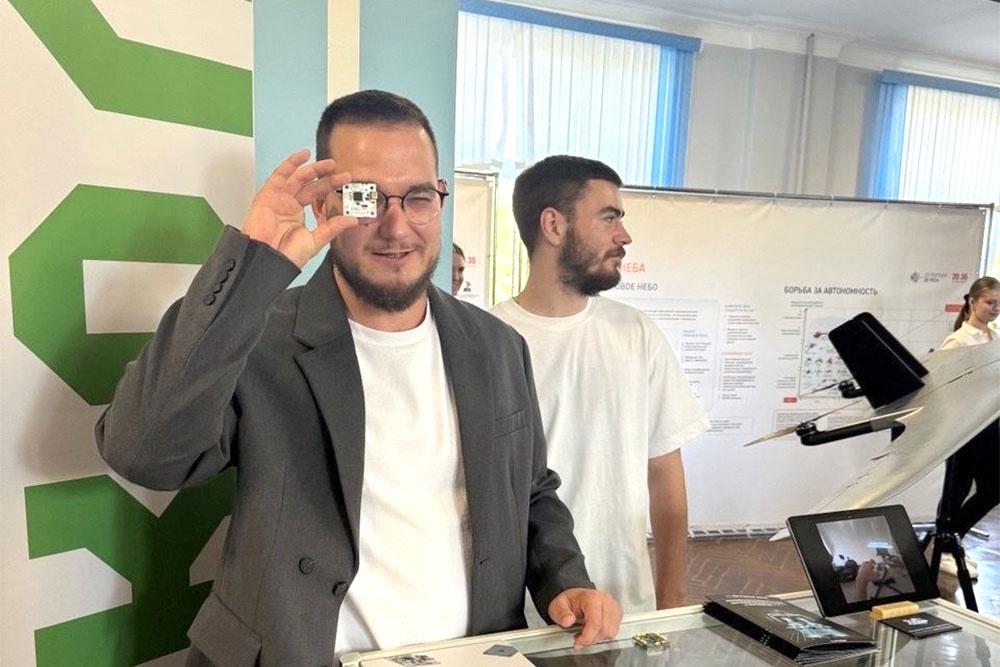 Рязанская компания молодых предпринимателей на выставке. Она создает авионику для беспилотников. Рязанская компания молодых предпринимателей на выставке. Она создает авионику для беспилотников.