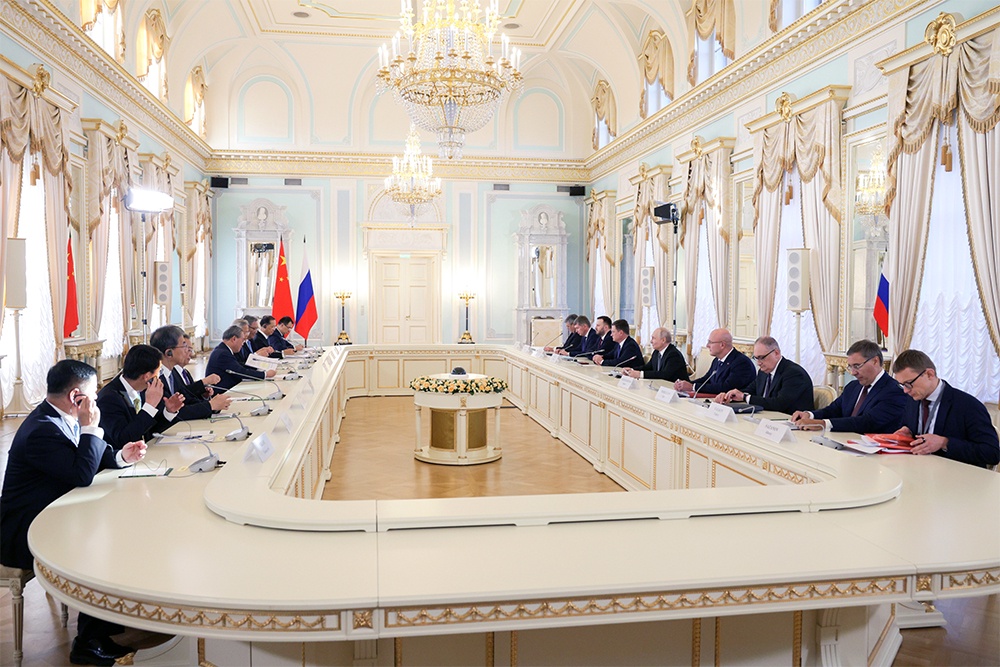 "Связи между Россией и Китаем развиваются весьма успешно и динамично", - заявил Владимир Путин во время переговоров с Ли Цяном. "Связи между Россией и Китаем развиваются весьма успешно и динамично", - заявил Владимир Путин во время переговоров с Ли Цяном.