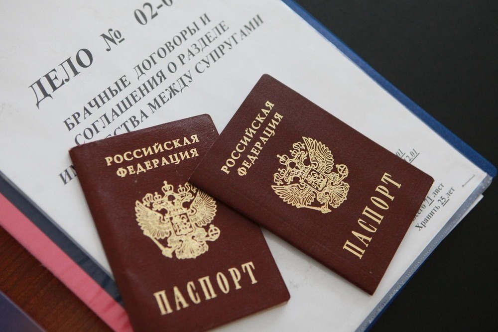 Если люди решили окончательно утопить свою любовную лодку и избавиться от штампов в паспортах, нотариус поможет решить дело миром. Если люди решили окончательно утопить свою любовную лодку и избавиться от штампов в паспортах, нотариус поможет решить дело миром.